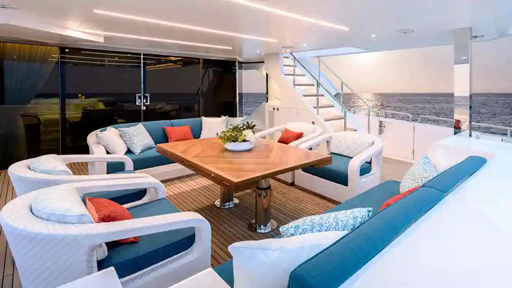 Gyönyörű csíkozású hajóműbőr yacht belső